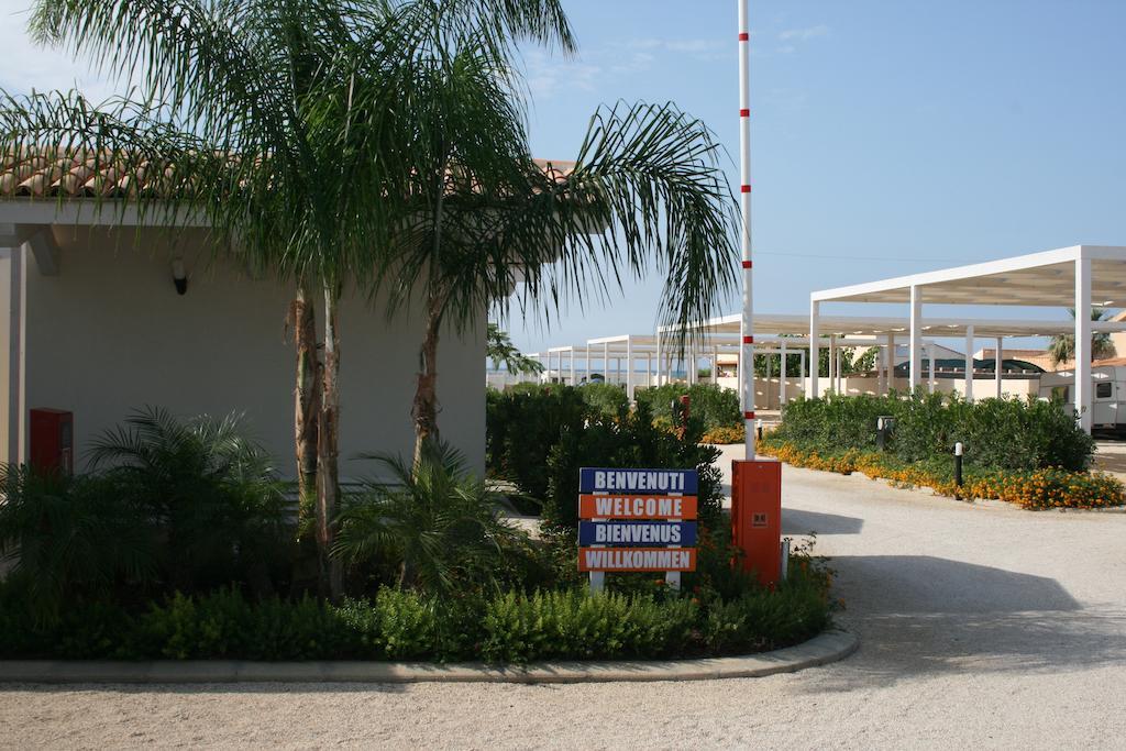 Camping Luminoso Punta Braccetto Bagian luar foto